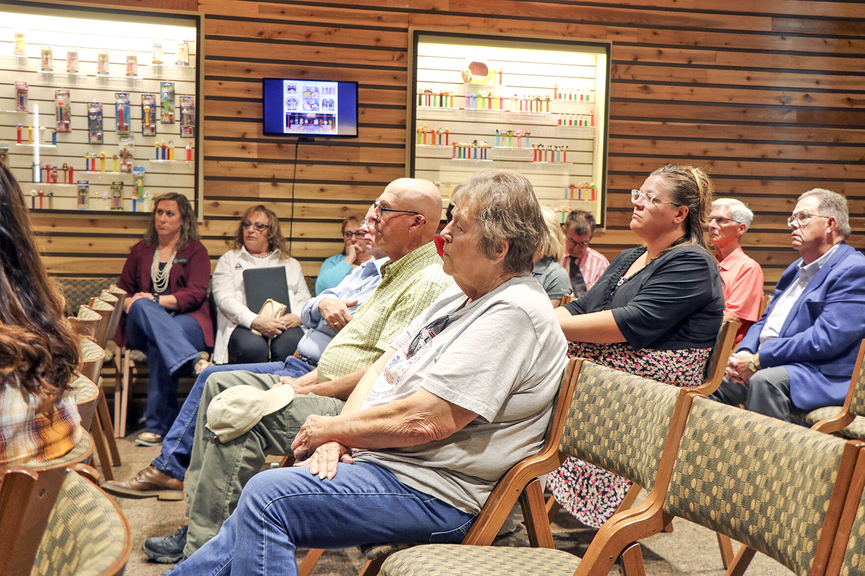 Ricketts urges Nebraskans to file for tax credits, talk water